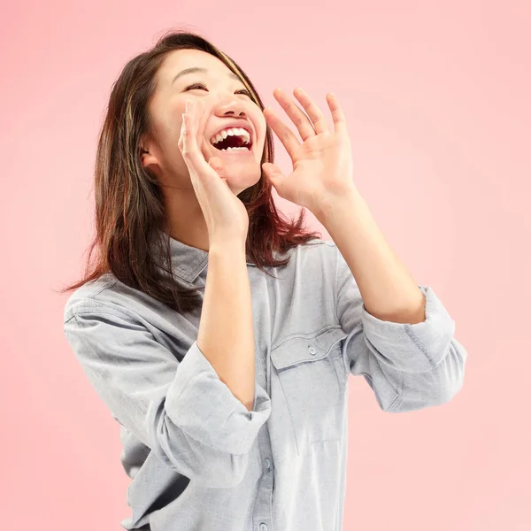 Απομονωμένα σε ροζ casual νεαρή γυναίκα που φωνάζει στο studio — Φωτογραφία Αρχείου