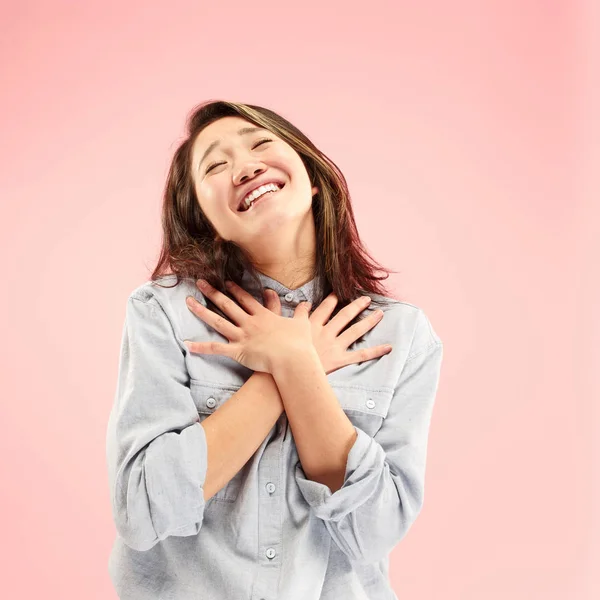 Mulher bonita olhando suprised isolado em rosa — Fotografia de Stock