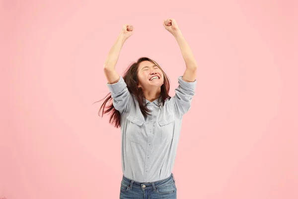 Ganhar mulher de sucesso feliz extático celebrando ser um vencedor. Imagem energética dinâmica do modelo feminino — Fotografia de Stock