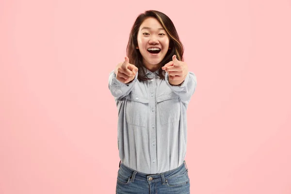 La mujer de negocios feliz punto usted y quiere, retrato de primer plano de media longitud sobre fondo rosa . —  Fotos de Stock