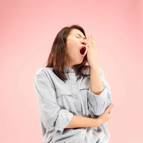 Hermosa mujer aburrida aburrida aislada sobre fondo rosa — Foto de Stock