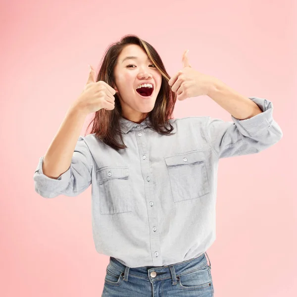 A mulher de negócios feliz de pé e sorrindo contra fundo rosa . — Fotografia de Stock