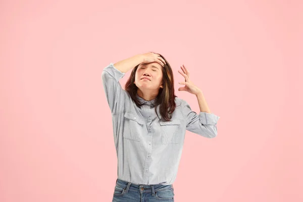 Mulher bonita olhando surpreendido e desnorteado isolado em rosa — Fotografia de Stock