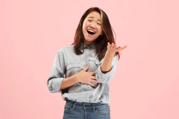 Hermoso retrato femenino de media longitud aislado en el fondo del estudio rosa. La joven mujer emocional sorprendida — Foto de Stock