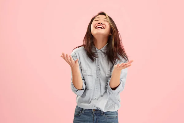 Belo retrato feminino de meia-duração isolado em backgroud estúdio rosa. A jovem mulher surpreso emocional — Fotografia de Stock