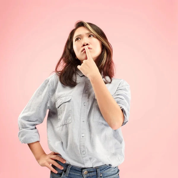 Giovane donna d'affari seria e premurosa. Concetto di dubbio . — Foto Stock