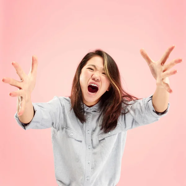 Młoda kobieta zły emocjonalne krzyczy na różowy studio tło — Zdjęcie stockowe