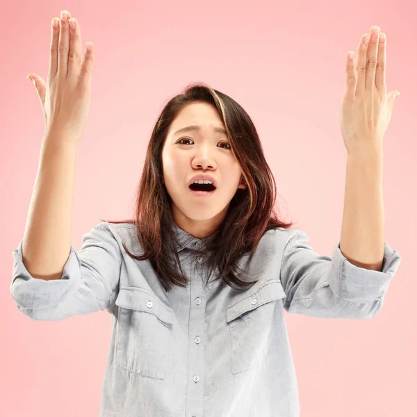 Hermoso retrato femenino de media longitud aislado en el fondo del estudio rosa. La joven mujer emocional sorprendida —  Fotos de Stock