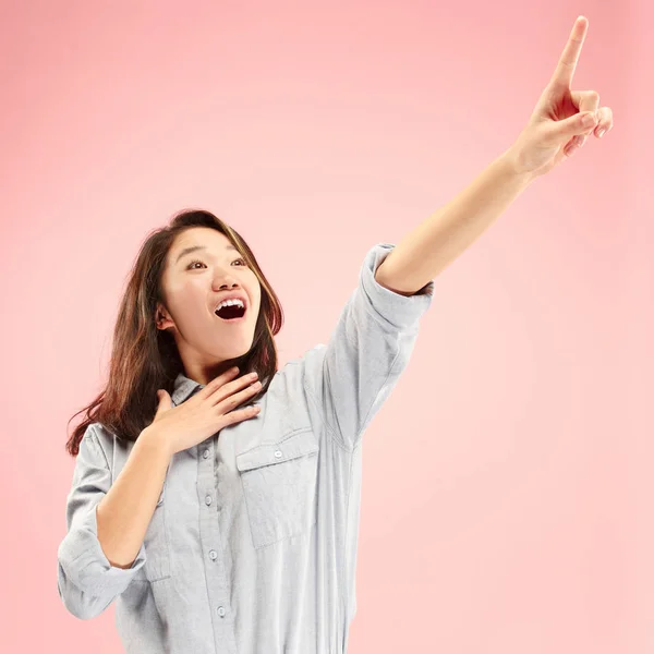 Mulher bonita olhando suprised isolado em rosa — Fotografia de Stock