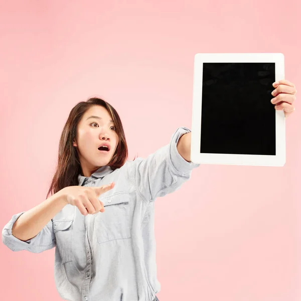 Portrét jistý neformální dívka ukazuje prázdnou obrazovku notebooku izolované růžové pozadí — Stock fotografie