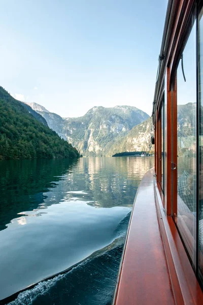В глубоких зеленых водах Кенигсзее, известного как самое глубокое и чистое озеро Германии — стоковое фото