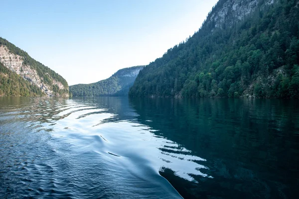 В глубоких зеленых водах Кенигсзее, известного как самое глубокое и чистое озеро Германии — стоковое фото