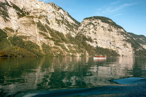 Atemberaubend tiefgrünes Wasser des Königssees, bekannt als Deutschlands tiefster und sauberster See — Stockfoto