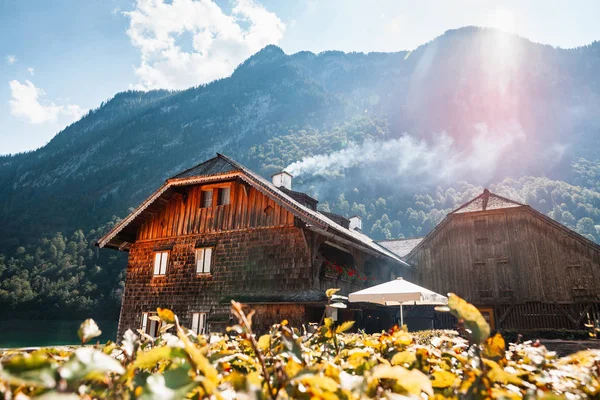 Gyönyörű kilátás nyílik a híres tó Obersee, a festői Berchtesgadener Land régióban Nationalpark partján hagyományos, fából készült hajó-ház — Stock Fotó