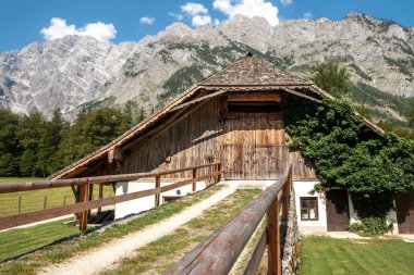 Geleneksel ahşap tekne gören ünlü Gölü Obersee doğal Nationalpark Berchtesgadener kara'nın kıyılarında, güzel manzarası