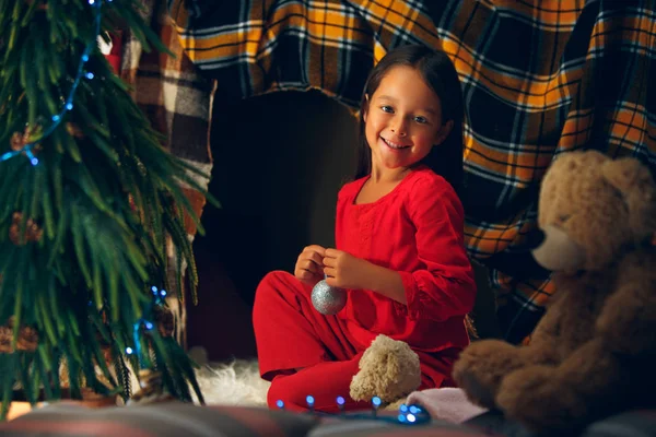 Χριστούγεννα, διακοπές και έννοια της παιδικής ηλικίας - ευτυχισμένος κορίτσι με κόκκινο χρώμα ρούχα διακόσμησης φυσικό έλατο — Φωτογραφία Αρχείου