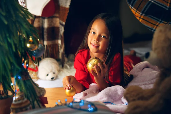Χριστούγεννα, διακοπές και έννοια της παιδικής ηλικίας - ευτυχισμένος κορίτσι με κόκκινο χρώμα ρούχα διακόσμησης φυσικό έλατο — Φωτογραφία Αρχείου