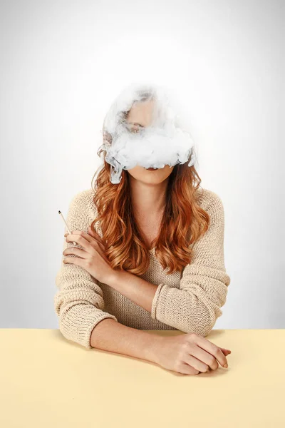 Mujer Tranquila Sentada Fumando Mesa Nube Humo Cubriendo Cara Copiar — Foto de Stock