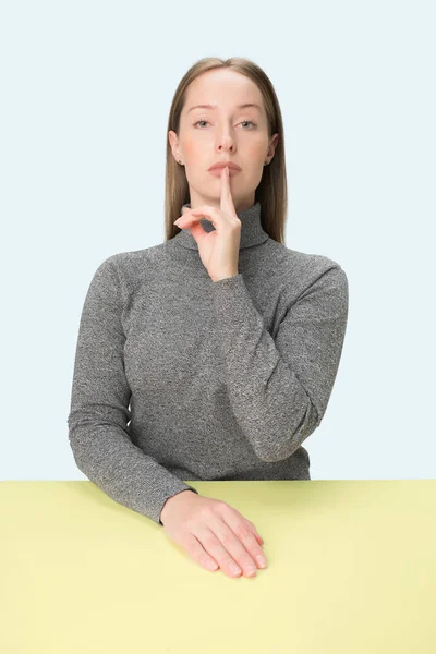 Shhhhh. Mooi meisje met lichte make-up en krullend haar een geheim vertellen . — Stockfoto