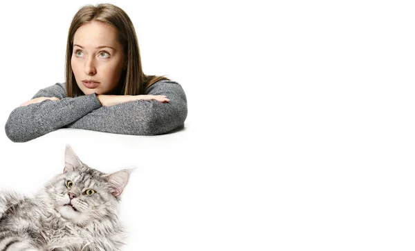 Mujer con su gato sobre fondo blanco — Foto de Stock