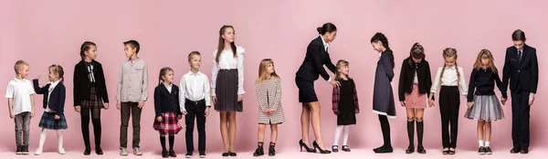 귀여운 핑크 스튜디오 배경 세련 된 아이 들. 아름 다운 십 대 소녀와 함께 서 있는 소년 — 스톡 사진