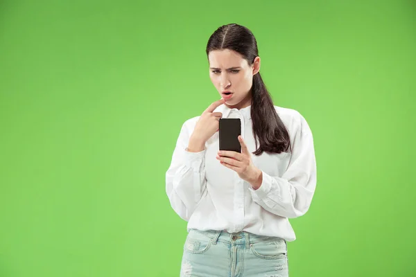 Mladá krásná žena pomocí mobilních telefonů studio na zelenou barvu pozadí — Stock fotografie