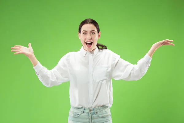 Hermosa mujer mirando sorprendido aislado en verde —  Fotos de Stock