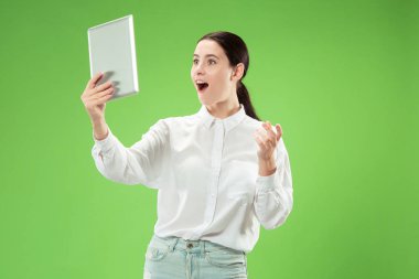 Dizüstü bilgisayar ile iş kadını. Bilgisayar kavramı için seviyorum. Çekici kadın varoluş açık portre, trendy yeşil studio backgroud. Genç duygusal güzel kadın. İnsan duyguları, yüz ifadesi