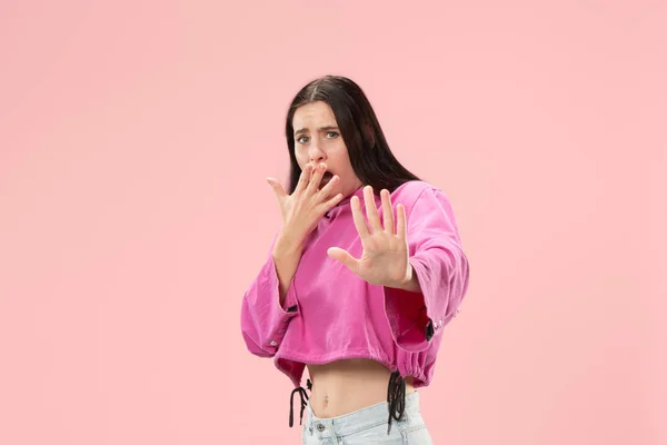 Портрет напуганной женщины на розовом — стоковое фото