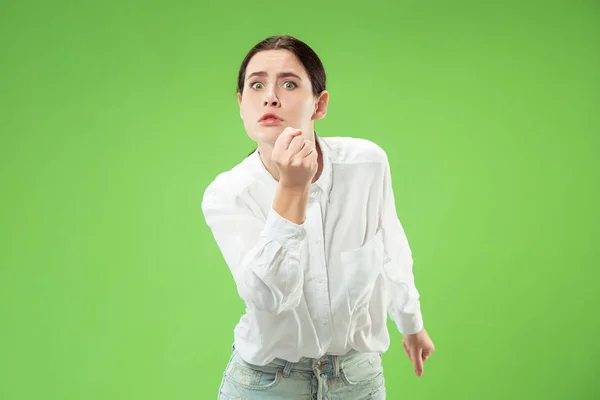 Retrato de uma mulher com raiva olhando para a câmera isolada em um fundo verde — Fotografia de Stock