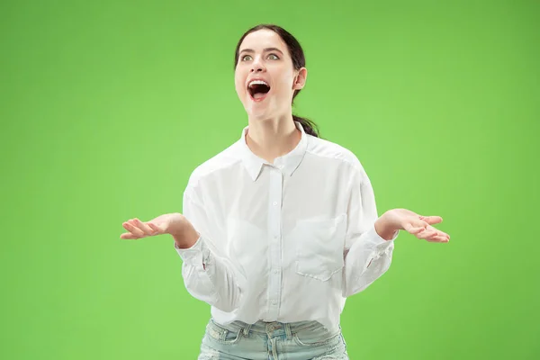 Hermosa mujer mirando sorprendido aislado en verde —  Fotos de Stock