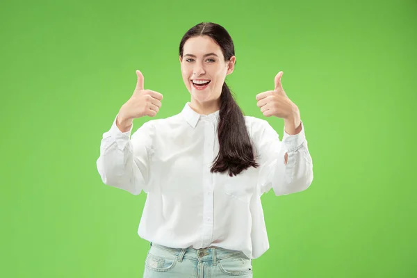 La felice donna d'affari in piedi e sorridente sullo sfondo verde . — Foto Stock