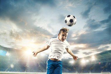 Uçan tekme Stadyumu'nda yapıyor futbol topu ile genç çocuk