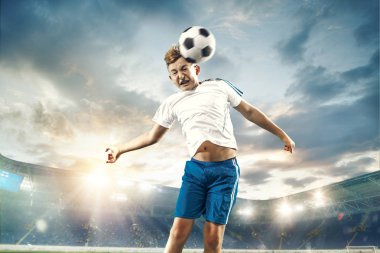 Uçan tekme Stadyumu'nda yapıyor futbol topu ile genç çocuk