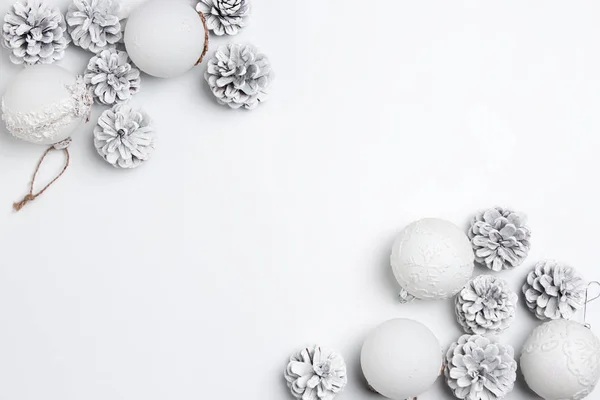 白い背景のシュル レアリスムのおもちゃのクリスマス装飾的組成物。トップ ビュー — ストック写真