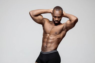 Genç adam güzel gövde beyaz arka plan üzerinde izole tam anlamıyla uyum