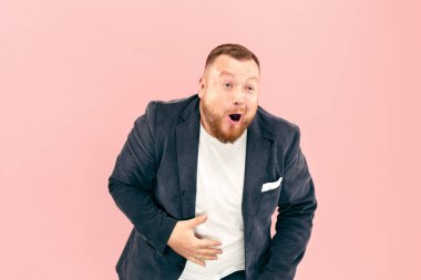 Mikrofon ile önde genç adam pembe arka plan üzerinde mikrofon ile