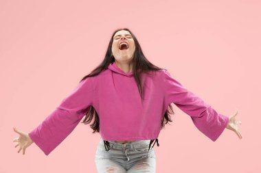 Kazanan başarılı kadın mutlu kendinden geçmiş bir kazanan olmak kutluyor. Dinamik enerjik görüntü kadın modeli