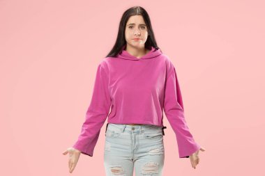 Güzel kadın arıyor şaşırttı ve izole üzerinde pembe şaşkın