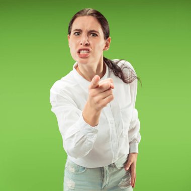 Kazanan başarılı kadın mutlu kendinden geçmiş bir kazanan olmak kutluyor. Dinamik enerjik görüntü kadın modeli