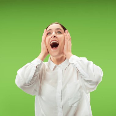 Güzel kadın sürpriz izole üzerinde yeşil arıyorsunuz