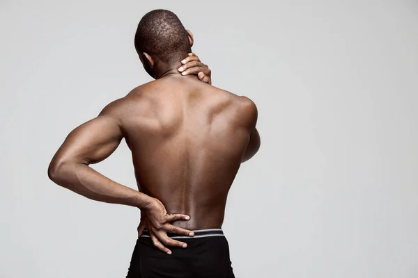 首の痛みと男のスタジオ撮影 — ストック写真