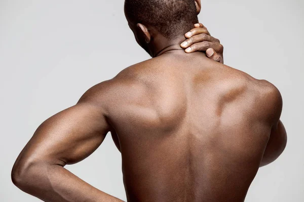Studioaufnahme eines Mannes mit Schmerzen im Nacken — Stockfoto