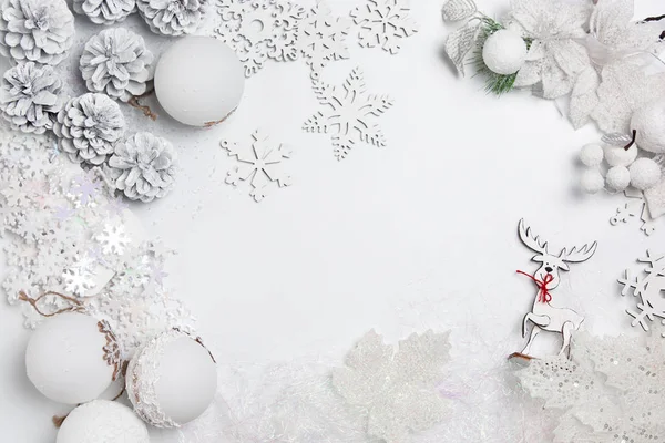 Vánoční Dekorativní kompozice hraček na bílém pozadí surrealismu. Pohled shora — Stock fotografie