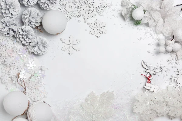 Vánoční Dekorativní kompozice hraček na bílém pozadí surrealismu. Pohled shora — Stock fotografie