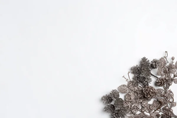 Composition décorative de Noël de jouets sur fond blanc surréaliste. Vue du dessus — Photo
