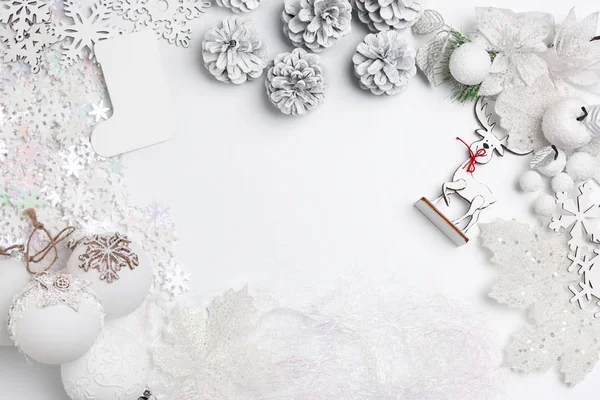 Jul dekorativa sammansättning av leksaker på en vit bakgrund surrealism. Ovanifrån — Stockfoto
