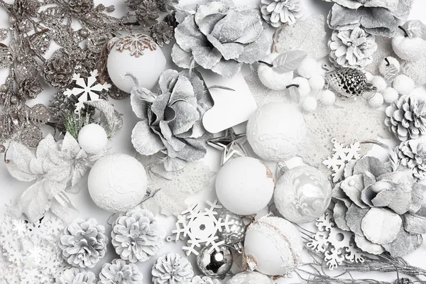 Composition décorative de Noël de jouets sur fond blanc surréaliste. Vue du dessus — Photo