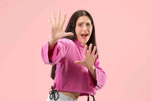 Retrato de la mujer asustada en rosa —  Fotos de Stock