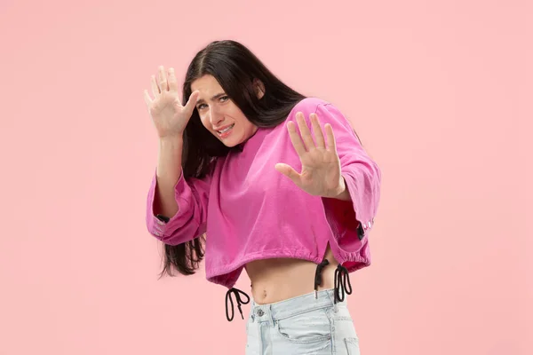 Retrato de la mujer asustada en rosa —  Fotos de Stock